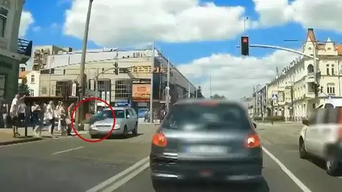 Samochód potrącił pieszą na pasach