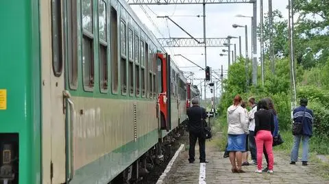 Kobieta wpadła pod pociąg. 
Straciła obie nogi