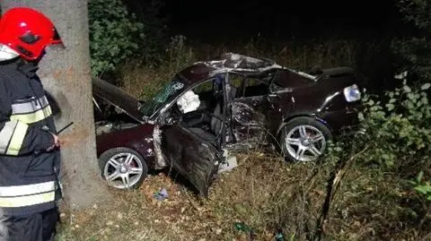 Rozbity samochód, zakleszczony kierowca. Kierowca zmarł w szpitalu