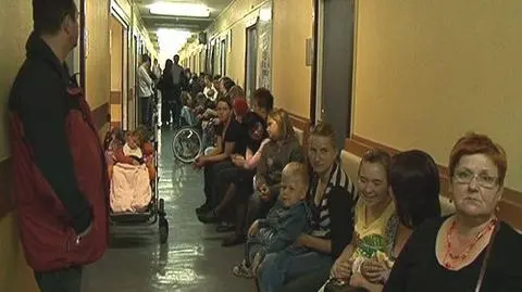 Czekają w kolejce do kolejki