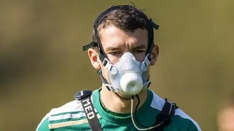 Piłkarze Śląska w maskach. 
Trener sprawdza wydolność