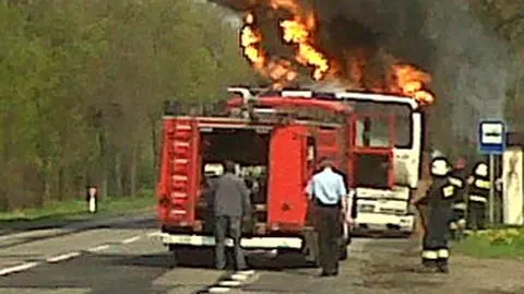 Autobus płonie, wybuchają opony, ranny kierowca