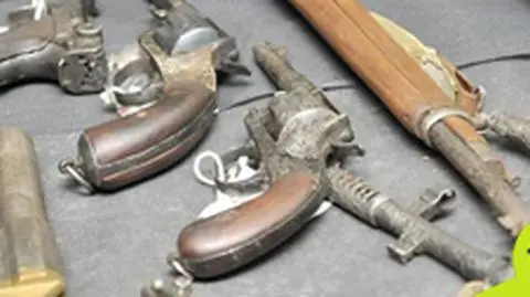 Broń i więzienne szachy. Oddają rodzinne skarby do muzeum