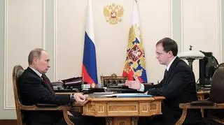 Miedinski w trakcie rozmowy z Putinem