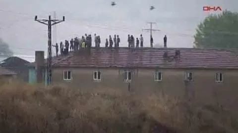 Ocalenia wypatrują na dachu. Woda sięga horyznotu