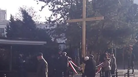 Pod Sejmem stanął krzyż