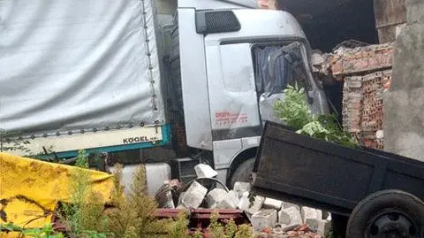 Tir wjechał w budynek, kierowca nie żyje