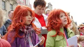 Dzieci w rudych perukach