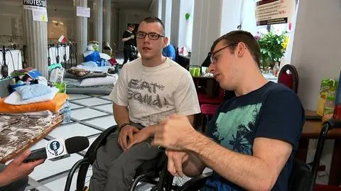 Niepełnosprawni Kuba i Adrian o zakazie wychodzenia z Sejmu