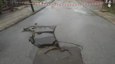 Ulewa w Krakowie. Zapadła się jezdnia