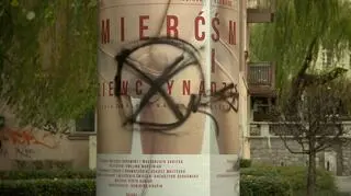 Zniszczone plakaty promujące spektakl