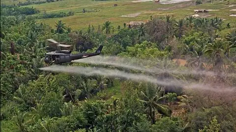 Amerykański helikoptery rozpylające Agent Orange nad Wietnamem 