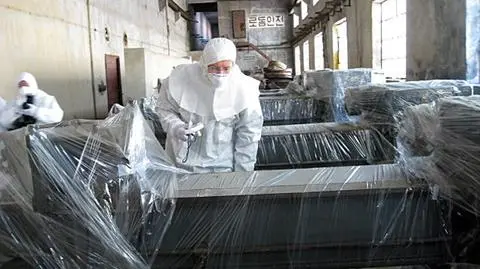 Międzynarodowi inspektorzy w obiekcie nuklearnym Korei Północnej. Zdjęcie archiwalne