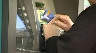 Policjanci szukają bankomatowych złodziei
