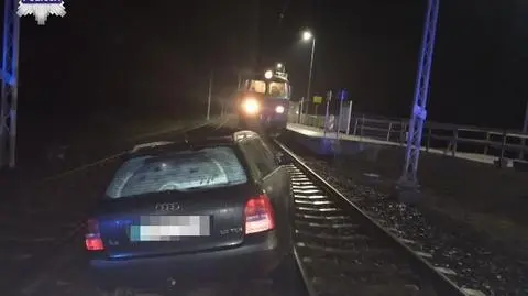 Pijany usnął w samochodzie na przejeździe kolejowym (wideo archiwalne)