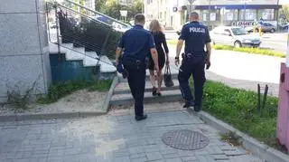 Matka dziecka prowadzona przez policjantów na przesłuchanie