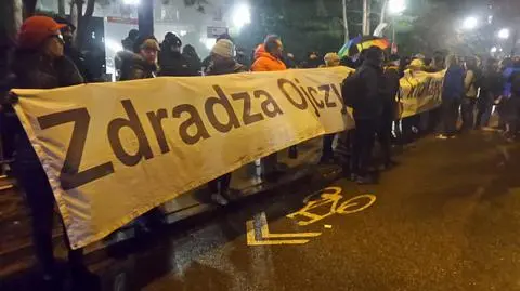 Członkom Obywateli RP zarzucono między innymi wyświetlanie napisu na Pałacu Prezydenckim