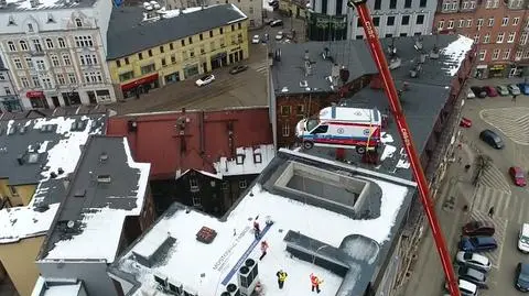 Karetka 25 metrów nad ziemią. Trafiła na 5 piętro budynku przez dach