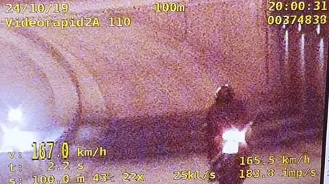 Znikający punkt we mgle. "Miał 167 km/h w obszarze zabudowanym"