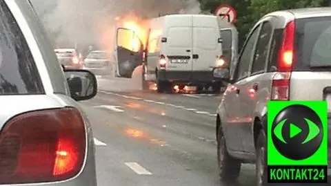 Auto w ogniu, kierowcy 
w korku