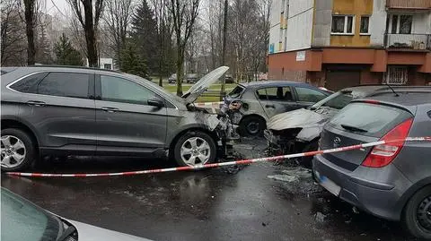 Spłonęło sześć samochodów na osiedlu. Prawdopodobnie podpalenie