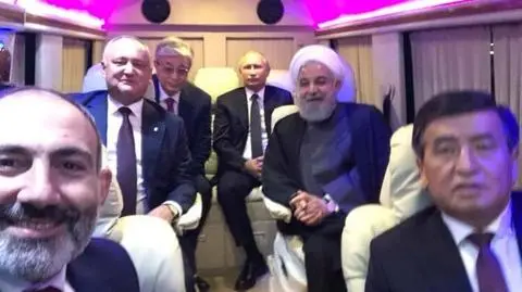 Władimir Putin i Hasan Rowhani na selfie ze spotkania w Armenii