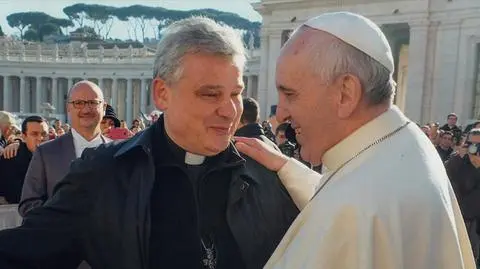 Papieski jałmużnik nocuje w biurze, mieszkanie oddał rodzinie z Syrii