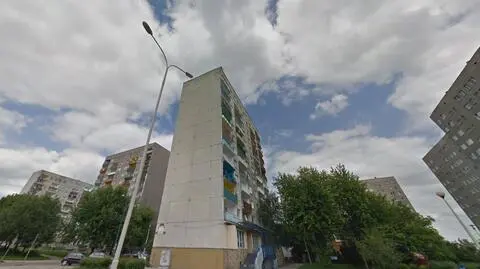 Trzy i czteroletnie dzieci na parapecie, dziewięć pięter nad ziemią