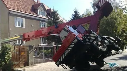 Dźwig przewrócił się na dom