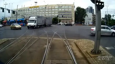 Wjechał na skrzyżowanie i zablokował tramwaje. "Niektórzy po prostu przeszkadzają"