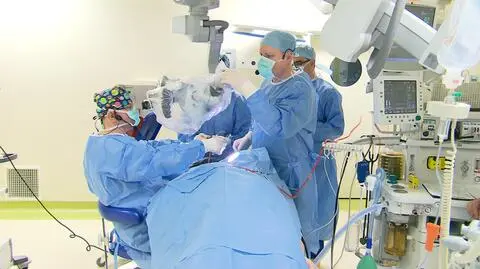 Na sympozjum w Światowym Centrum Słuchu w Kajetanach wszczepiono nowy rodzaj urządzenia