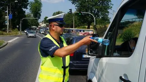 Policja rozdaje wodę kierowcom w korku