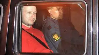 21.12| To była największa masakra we współczesnej historii Norwegii. 22 lipca światem wstrząsnęły informacje o wybuchu bomby w centrum Oslo, a potem strzelaninie na wyspie Utoya. Łącznie zginęło 77 osób, a ponad 150 zostało rannych. Za obydwoma atakami stał ten sam człowiek: Anders Behring Breivik, 32-letni Norweg o ekstremalnie prawicowych poglądach, uznany potem przez biegłych za niepoczytalnego. (Reuters, APTN)