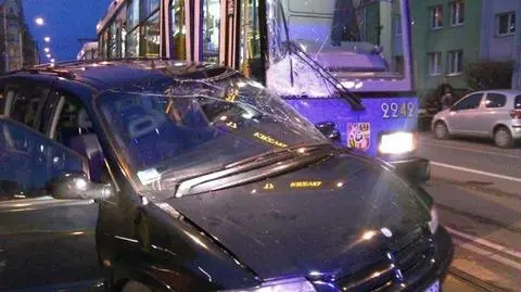 Zderzenie tramwaju i osobówek. Ranne dziecko