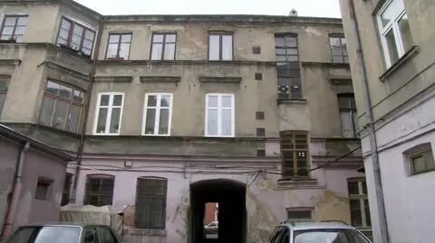 Mieszkańcy na razie zostają w zniszczonych mieszkaniach. Nie ma decyzji ws. Nowotargowej 