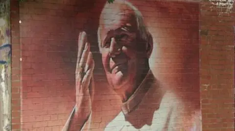 Zamiast muralu chroniony banner. Wizerunek JP II powrócił na mur
