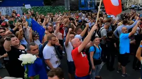 Sejm głosami PiS uchwalił zmiany w SN. Przed Sejmem protest