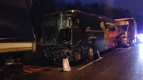 Zderzenie 2 ciężarówek i autobusu w Krakowie