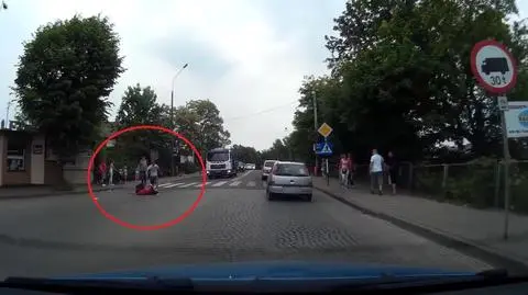 Bił i kopał na środku ulicy. Uchwyciła to kamera w samochodzie