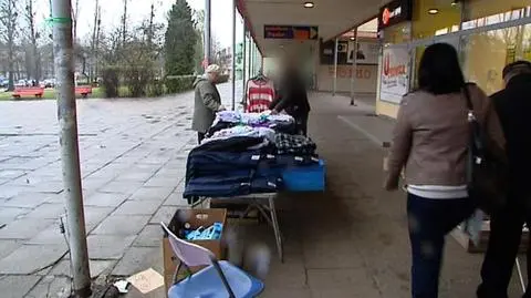 Niektórzy handlarze w Łodzi oszukują straż miejską i właścicieli legalnych stoisk