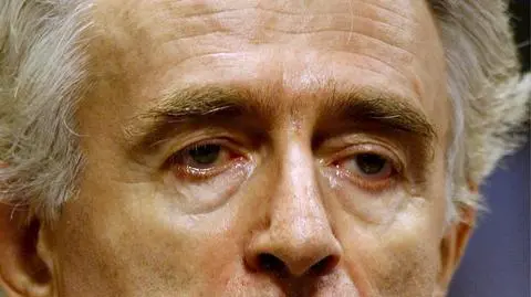 Radovan Karadżić odmawia współpracy z trybunałem. Zobacz też archiwalne ujęcia.