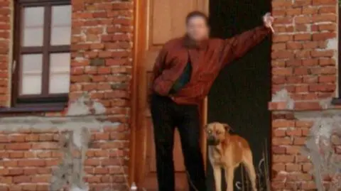 Emerytowany policjant molestował swoją przysposobioną córkę