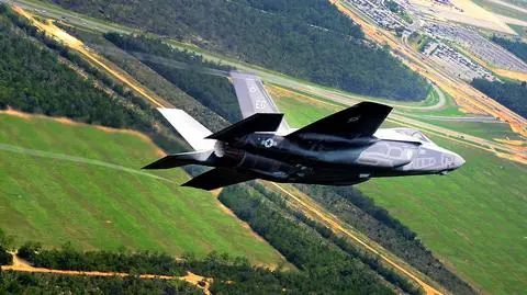 Amerykański F-35A nad bazą szkoleniową Eglin na Florydzie