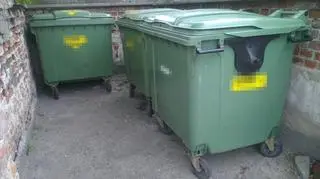 Funkcjonariusze odzyskali 16 pojemników na odpady o wartości ponad 1,5 tys. zł  