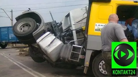 Pociąg wyrwał naczepę tira