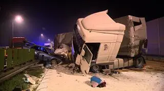 W karambolu brało udział jedenaście samochodów, w tym dwa tiry 