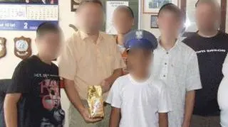 Ksiądz Gil (z prawej)