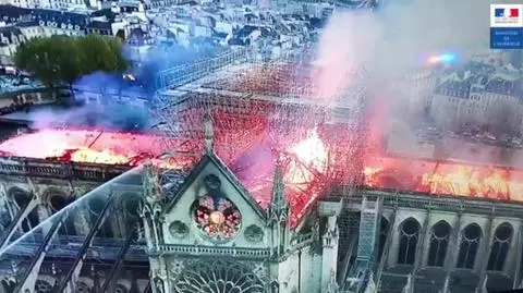 Pożar katedry Notre Dame. Nagranie płonącego dachu