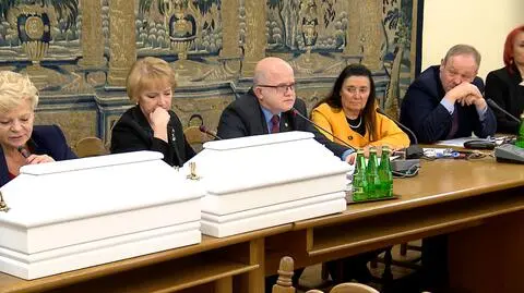 Białe, małe trumienki na sali posiedzenia ws. leczniczej marihuany
