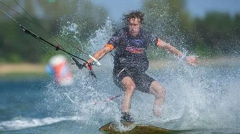 Skoki i fikołki z latawcami. Kitesurferzy na Zatoce Puckiej